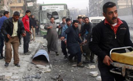 بعد غارة جوية على مناطق المعارضة في حلب أمس (محمد الخطيب ــ أ ف ب) 