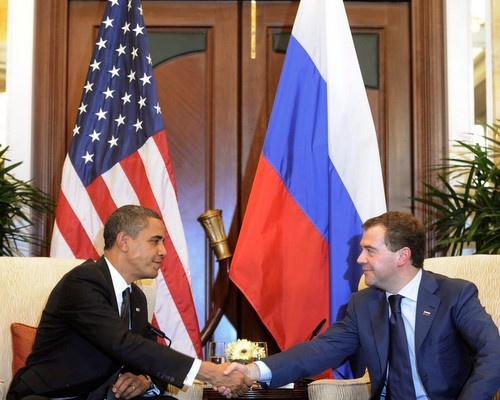 الرئيس الأمريكي أوباما والروسي ميدفيديف خلال توقيع اتفاقية ستارت الجديدة