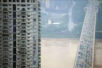 عجقة سير» صباحية على جسر هوا يوان في شونغكينغ في الصين..