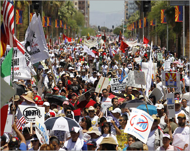 آلاف المحتجين على القانون الجديد يتظاهرون في مدينة فيونكس بولاية أريزونا