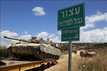آليات إسرائيلية قرب مستوطنة أفيفيم على مقربة من الحدود اللبنانية أمس
