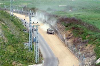 آلية إسرائيلية عند السياج الحدودي قرب كفركلا أمس