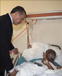 أردوغان يزور فلسطينياً فقد ساقيه في العدوان على غزة في مستشفى في أنقرة أمس