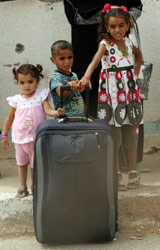 أطفال فلسطينيون ينتظرون عبور معبر رفح أول من أمس.