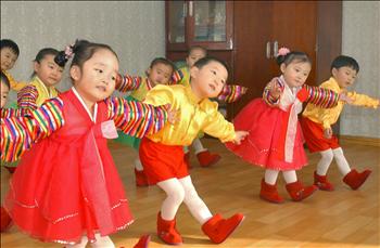 أطفال من كوريا الشمالية في إحدى حضانات الأطفال في بيونغ يانغ