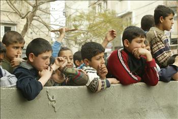 أطفال يراقبون جنازات أربعة من رفاقهم استشهدوا بصاروخ اسرائيلي بينما كانوا يلعبون كرة القدم في جباليا.