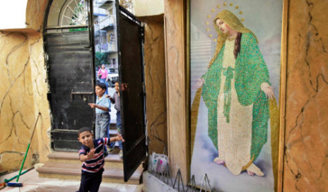 أطفال يلهون في باحة كنيسة مريم العذراء في الاسكندرية