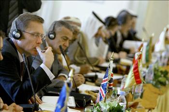 أعضاء من وفود الدول المانحة خلال مؤتمر «أصدقاء اليمن» في أبو ظبي أمس.