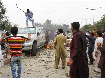 أفغان يحرقون آلية تابعة للسفارة الأميركية خلال تظاهرة احتجاج على قتل المدنيين في كابول أمس