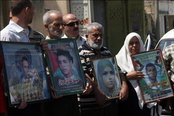 أهالي شهداء تحتجز إسرائيل جثامينهم بعد تنفيذهم عمليات استشهادية خلال تظاهرة تطالب بالإفراج عنهم في نابلس أمس.