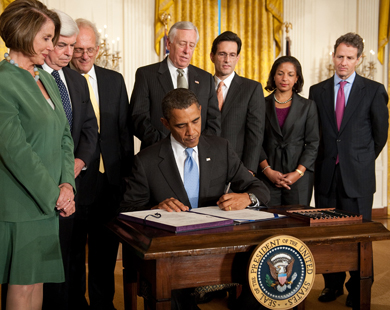 أوباما خلال توقيع مشروع القانون الجديد