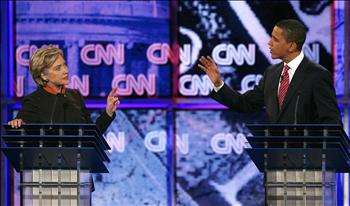 أوباما وكلينتون خلال المناظرة في ساوث كارولينا أمس.