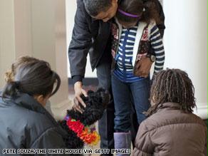 أوباما يداعب ''بو'' مع ابنتيه وزوجته