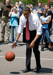 أوباما يلعب كرة السلة في مدرسة ريفيرفيو الإبتدائية في أنديانا أمس.