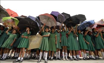 تلميذات مدرسة هندية يرفعن المظلات الشمسية في حملة تدعو الى الحفاظ على طبقة الاوزون والحماية من مخاطر زوالها على البشر وكل الكائنات الحية. وذلك لمناسبة اليوم العالمي لحماية الاوزون 
