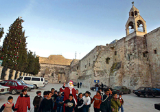 أولاد مع بابا نويل أمام كنيسة المهد في بيت لحم