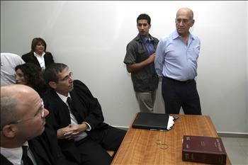 أولمرت خلال مثوله أمام المحكمة في القدس المحتلة أمس.