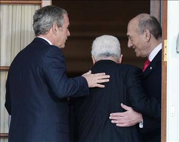ولمرت وبوش يحثان عباس على الدخول قبلهما إلى قاعة في أكاديمية أنابوليس البحرية أمس