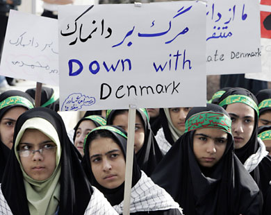 إحدى المظاهرات في إيران عام 2006 احتجاجا على نشر رسوم مسيئة