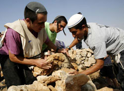 إسرائيليون يحاولون إقامة مستوطنة عشوائية في الضفة الغربية أمس