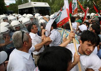اتراك يشتبكون مع الشرطة خلال تظاهرة امس الاول احتجاجا على وجود فريق اسرائيلي في انقرة.