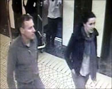 اثنان من المشتبه فيهم بأحد أروقة فندق البستان روتانا كما صورتهم كاميرا مراقبة