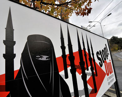 احد الملصقات التي نشرها اليمينيون في سويسرا لتعبئة الشارع ضد المسلمين