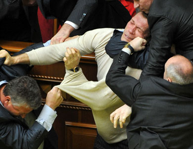 اشتباكات داخل برلمان أوكرانيا أثناء مناقشة الاتفاقية
