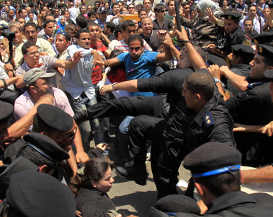 اشتباكات سابقة بين قوات الأمن ومتظاهرين مناهضين للحكومة في القاهرة.