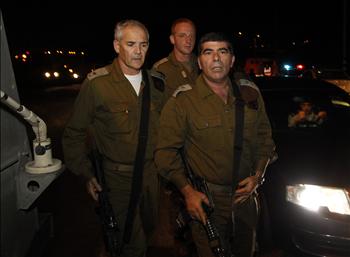 اشكنازي يصل إلى مكان العملية قرب مدينة الخليل في الضفة الغربية أمس.