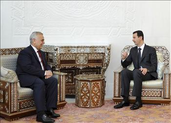 الأسد خلال لقائه الهاشمي في دمشق أمس