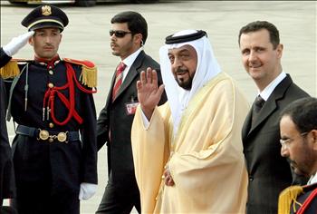 الأسد مستقبلاً الرئيس الإماراتي في مطار دمشق أمس
