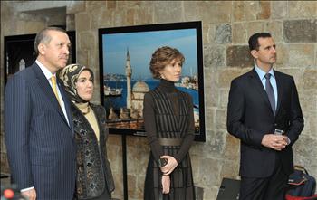 الأسد وأردوغان وبينهما عقيلتاهما أسماء وأمينة خلال زيارتهم إلى التكية السليمانية في دمشق أمس.