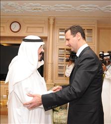 الأسد والملك عبد الله يتصافحان خلال لقائهما في جدة