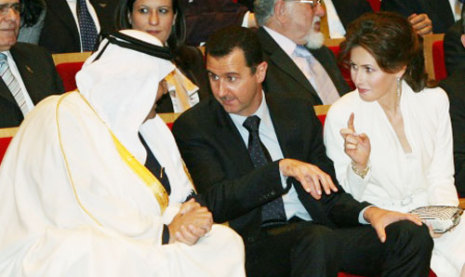 الأسد يتوسّط زوجته وحمد بن خليفة آل ثاني في افتتاح الاحتفال في دمشق أول من أمس