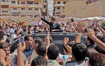 الأسد يحيي مستقبليه خلال زيارته إلى طرطوس أمس، حيث دشن مشاريع صحية وسياحية