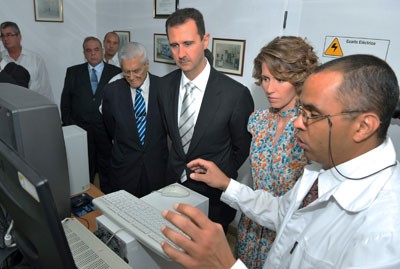 الأسد يزور والسيدة عقيلته مركز الهندسة الوراثية والتكنولوجيا الحيوية بهافانا.