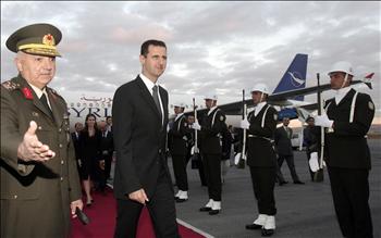 الأسد يستعرض حرس الشرف لدى وصوله إلى مطار أيسن بوغا في أنقرة أمس