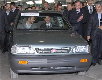 الأسد يقود السيارة الأولى بعد افتتاحه المصنع في حمص أمس.