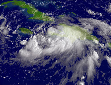 الأعصار يتحرك بسرعة 230 كلم ساعة نحو الشواطئ الأميركية
