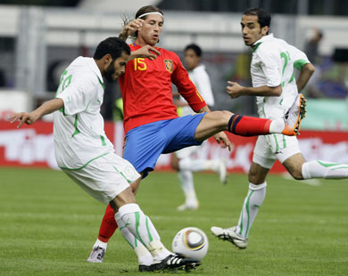 الإسباني سيرجيو راموس بين لاعبين من السعودية