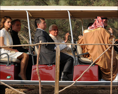 البابا والملك عبد الله وزوجته عند وصولهم وادي خرار بالضفة الشرقية لنهر الأردن.