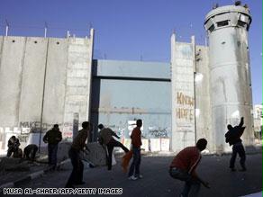 الجدار الذي تبنيه إسرائيل في الضفة