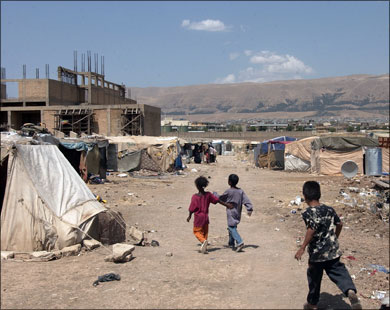 الدراسة قالت إن العراقيين يعيشون الفقر ويتأثرون به وينتجون سلوكياته.
