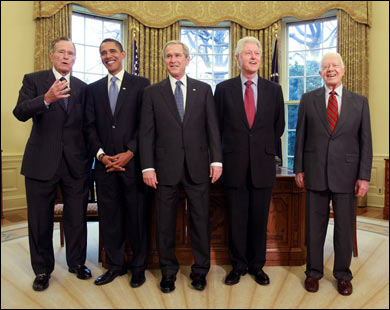 الرئيس الحالي أوباما (ثاني يسار) في لقطة مع رؤساء أميركيين سابقين.