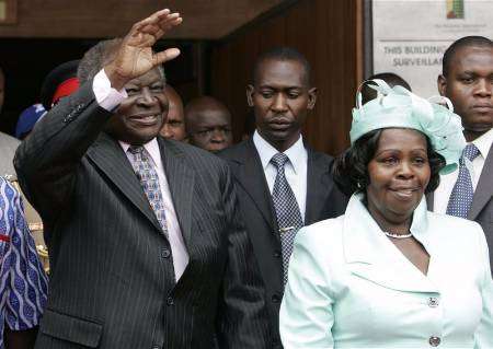 الرئيس الكيني مواي كيباكي يحي أنصاره وبجواره قرينته لوسي