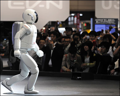 الرجل الآلي الياباني آسيمو في معرض طوكيو 2009