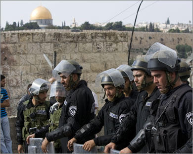 الشرطة الإسرائيلية اقتحمت ساحة المسجد الأقصى