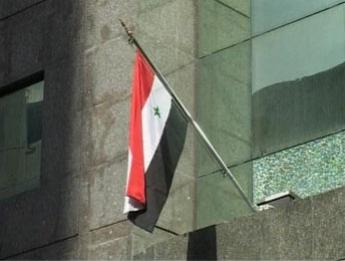 العلم السوري يرتفع فوق مقر السفارة في بيروت