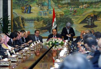 المالكي خلال لقائه رؤساء البعثات الدبلوماسية في بغداد أمس.
